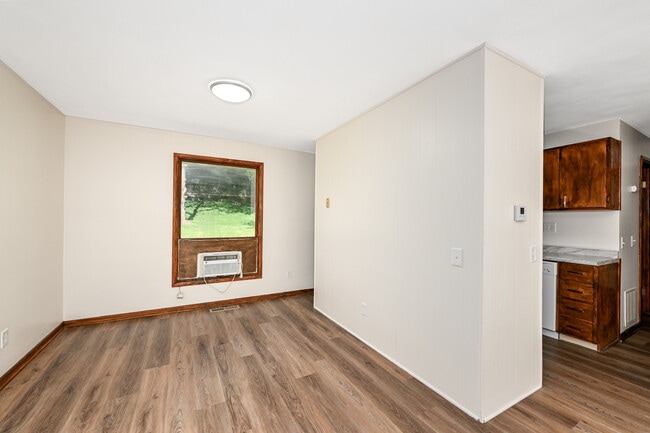 Building Photo - 3287 Delray Ave NW