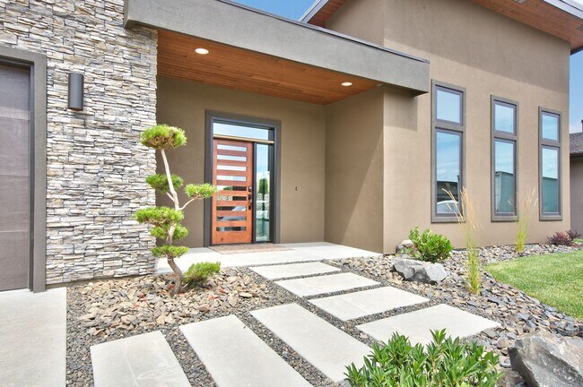 Building Photo - Luxury Home in Gated Community