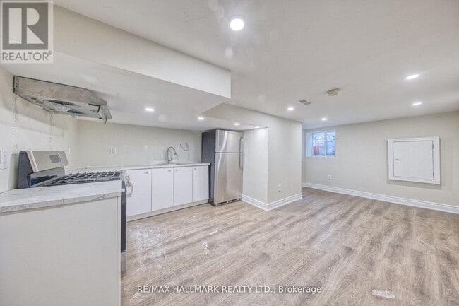 Building Photo - 46 Springhurst Ave