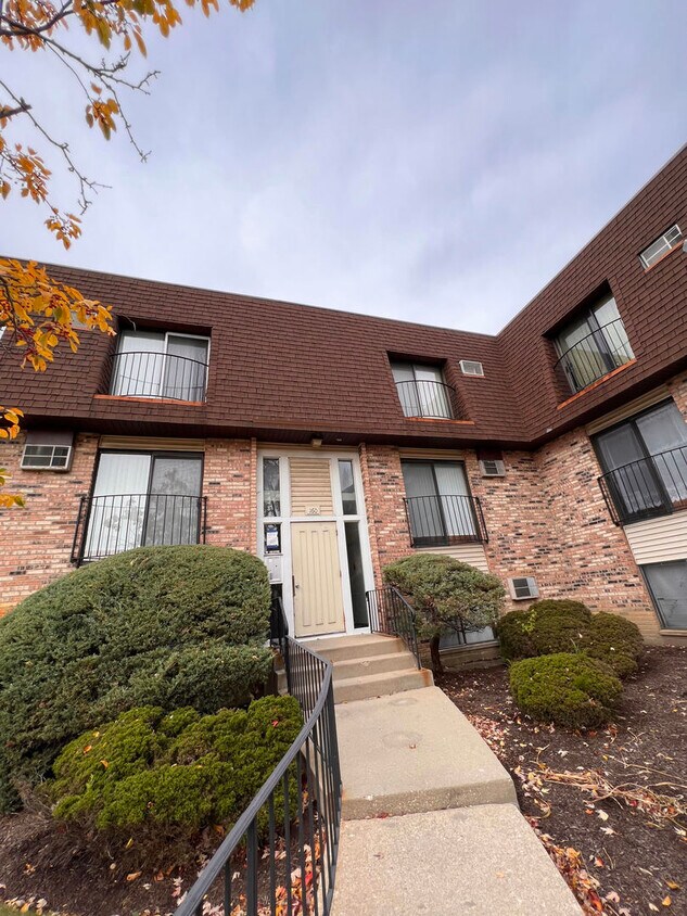 160 S Waters Edge Dr Unit 101, Glendale Heights, IL 60139 Condo for