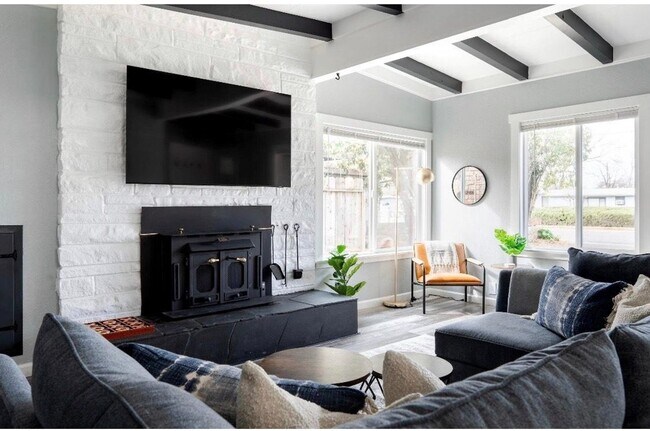 Building Photo - Beautiful Renovated Home in East Redding