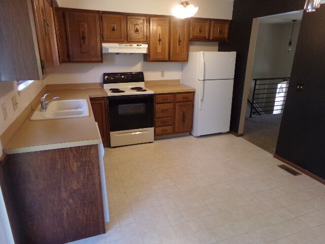 Foto del edificio - Very Nice 3BR Split Foyer off 1st and Corn...
