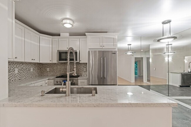 Building Photo - Fully remodeled 2BR/2BA Condo in prime West Hollywood!
