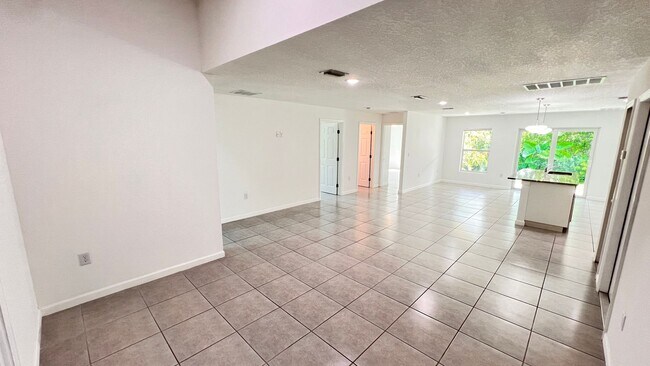 Foto del edificio - Beautiful 4 Bedroom, 2 Bathroom Home in Pa...