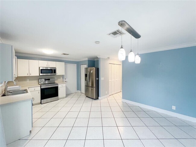 Building Photo - 5565 SW 43rd St