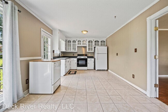 Building Photo - 4 br, 2.5 bath House - 209 Hampton Rd