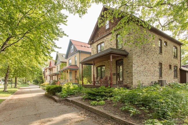 Foto del edificio - 2218 Milwaukee Ave