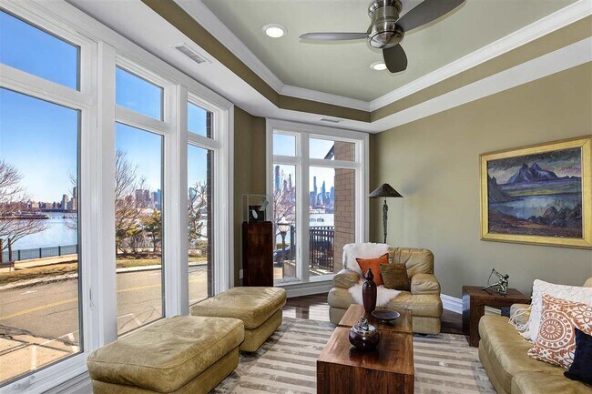 Building Photo - TH3 Henley Pl
