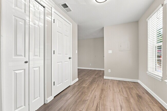 Foto del edificio - $1,295.95 1 bed, 1 bathroom, located in Aurora with a washer and dryer.