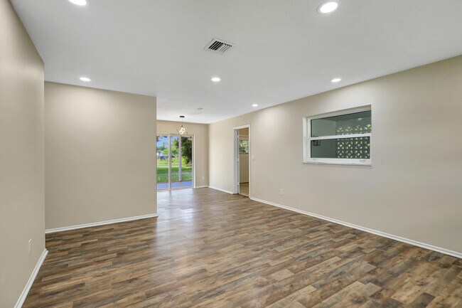 Foto del edificio - 830 SW Airoso Blvd