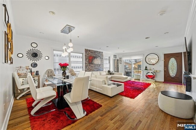 Photo - 16 68th St House