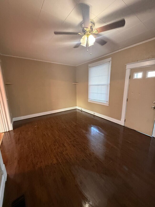 Foto del edificio - 2-Bedroom 1 Bath House with Spacious Entertaining Porch