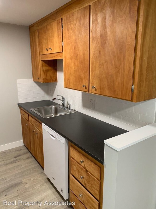 Building Photo - 9511 Roosevelt Way NE