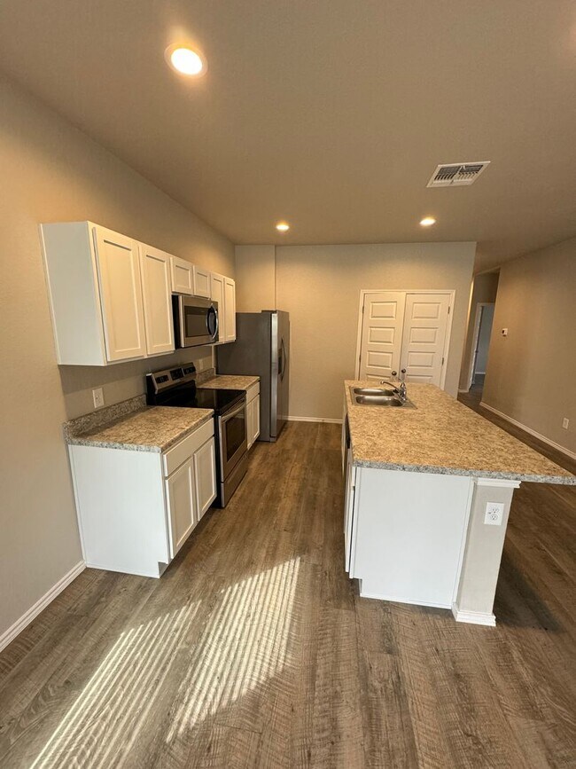 Foto del edificio - NOW PRELEASING!  Four Bedroom | Two Bathroom Home in Scott Hollow