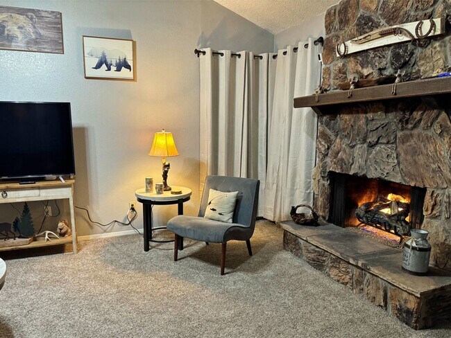 Foto del edificio - Fully Furnished Two Bedroom Townhome- Avai...