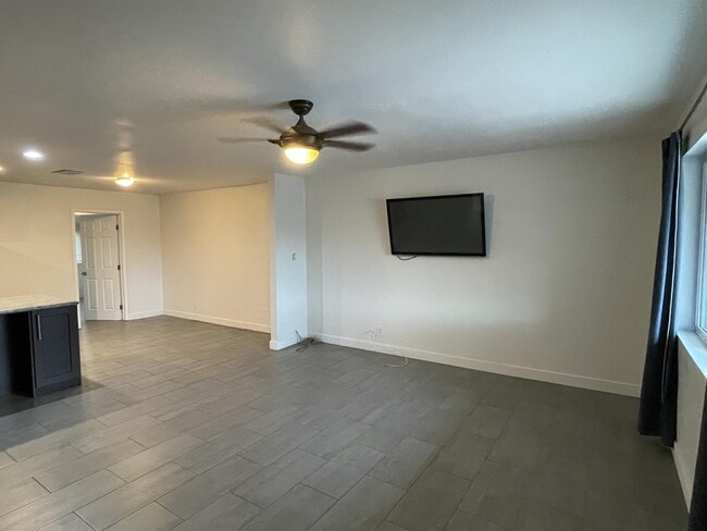 Building Photo - 1730 S Parkside Dr