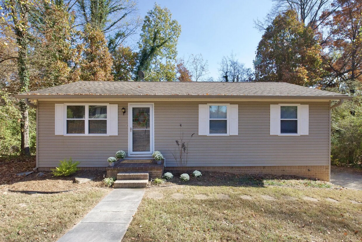 Primary Photo - BEAUTIFUL HOME IN THE CITY
