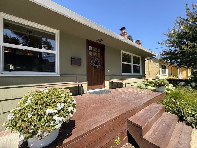 Building Photo - Beautiful 4BD/2BA Menlo Park Home with Lar...