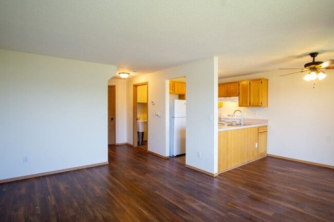 Foto del edificio - Great Piedmont 3 Bdr Townhouse w/Fireplace, DW + Garage!