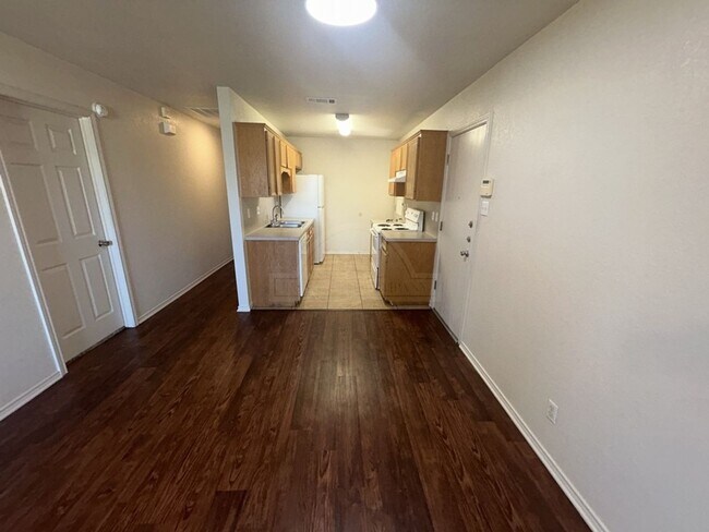 Foto del edificio - 912 McDaniel Cir