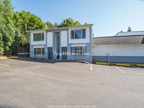 Building Photo - 5008 SE Woodward St