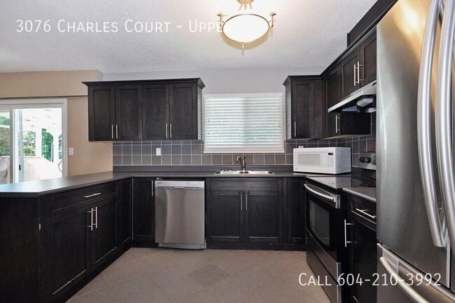 Building Photo - Beautiful Upper Floor With Open Living Space!