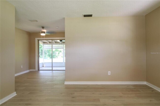 Foto del edificio - 1388 Whitewood Dr