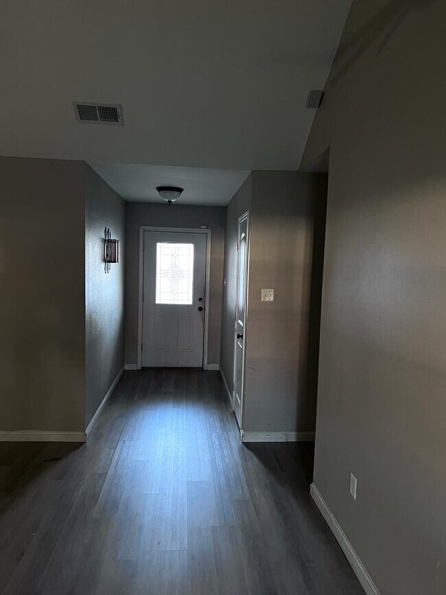 Foto del edificio - 205 Clover Ln