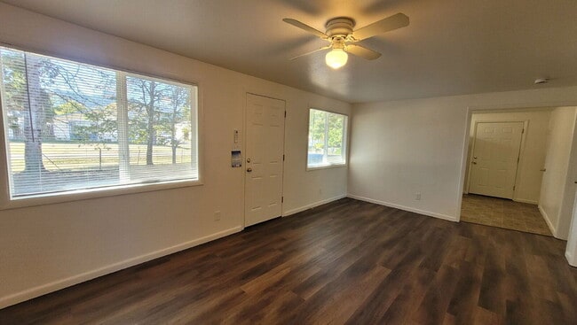 Foto del edificio - 301 E First Ave