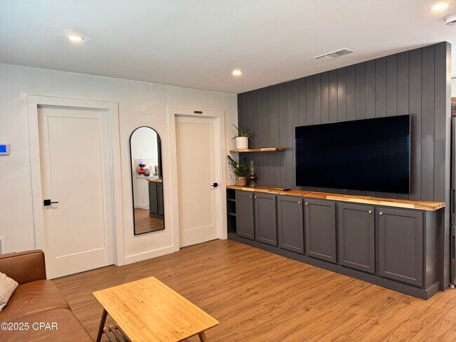 Building Photo - 6427 Oak Shr Dr