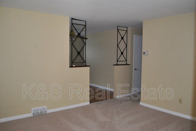 Building Photo - 718 Colonial Manor Rd