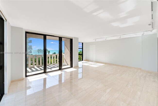 Foto del edificio - 1121 Crandon Blvd