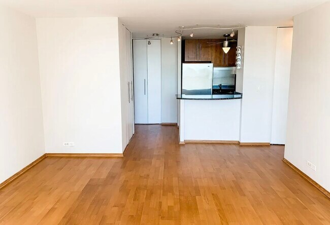 Foto del edificio - 70 W Burton Pl