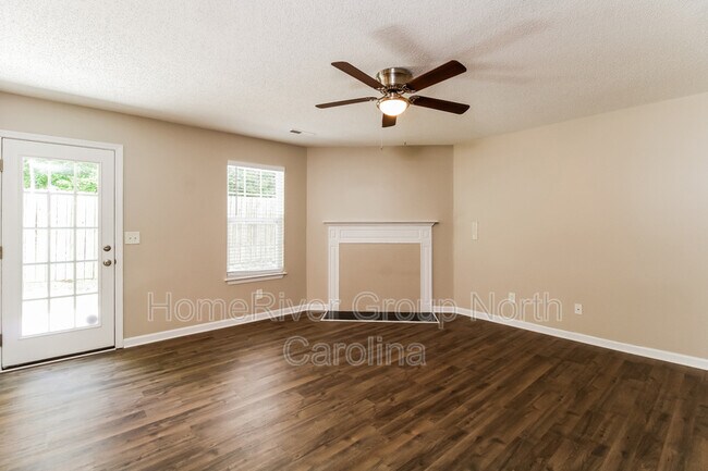 Foto del edificio - 4802 Chapel Ridge Dr