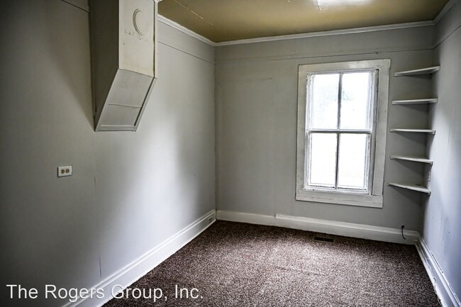 Building Photo - 3 br, 1 bath House - 902 Elm St