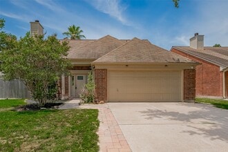 Building Photo - 9911 Villa Verde Dr