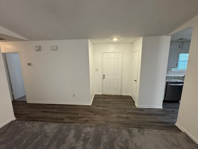 Building Photo - Nice Riverdale 3 Bedroom 2 Bath in Cul-De-Sac!!