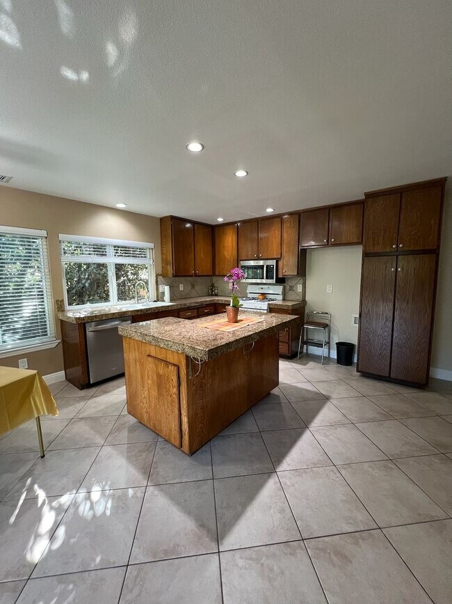 Building Photo - 3 bed, 2 bath single story home in East Si...