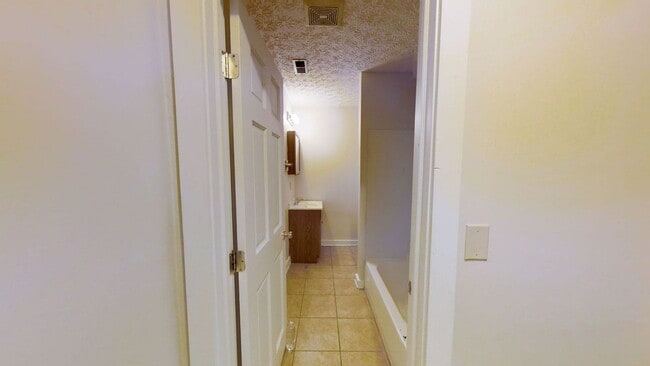 Building Photo - 45 1/2 Euclid Ave