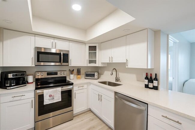 Building Photo - 4013 N Ocean Dr