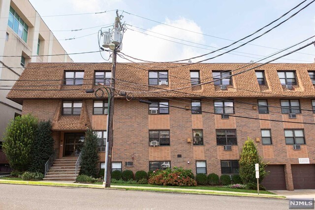 Primary Photo - 20 W Harriet Ave