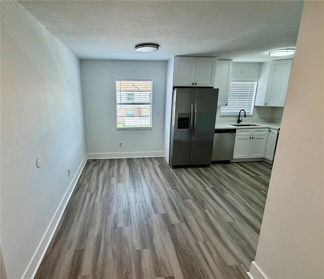 Building Photo - 7210 N Manhattan Ave