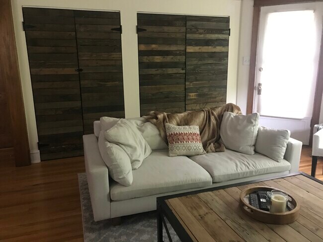 Armarios gigantes con puertas de madera recuperada personalizadas - 3654 N Janssen Ave