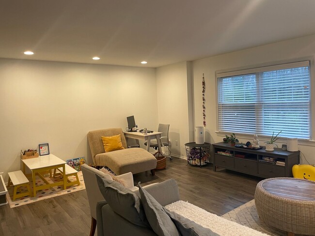Foto del edificio - 3 Bedroom 3 Full Baths Twin Home in the Ha...
