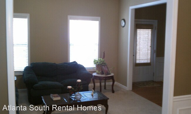 Building Photo - 2265 Village Green Dr