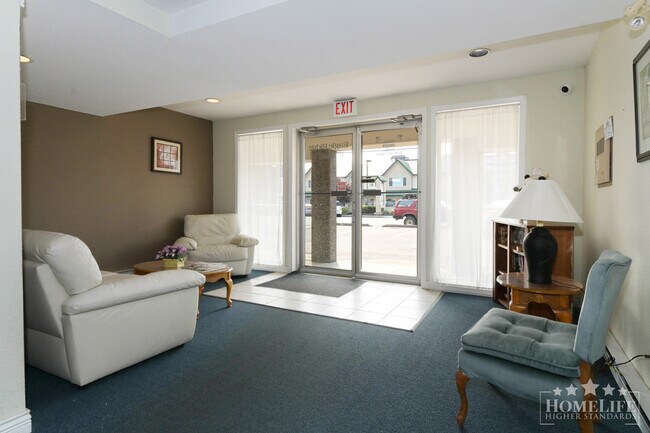 Photo du bâtiment - Spacious Top Floor Two Bedroom Condo with Unobstructed Mountain Views
