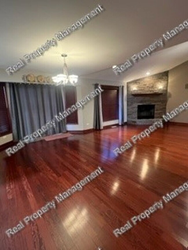 Foto del edificio - Spacious 4 bedroom home in Weston Ridge