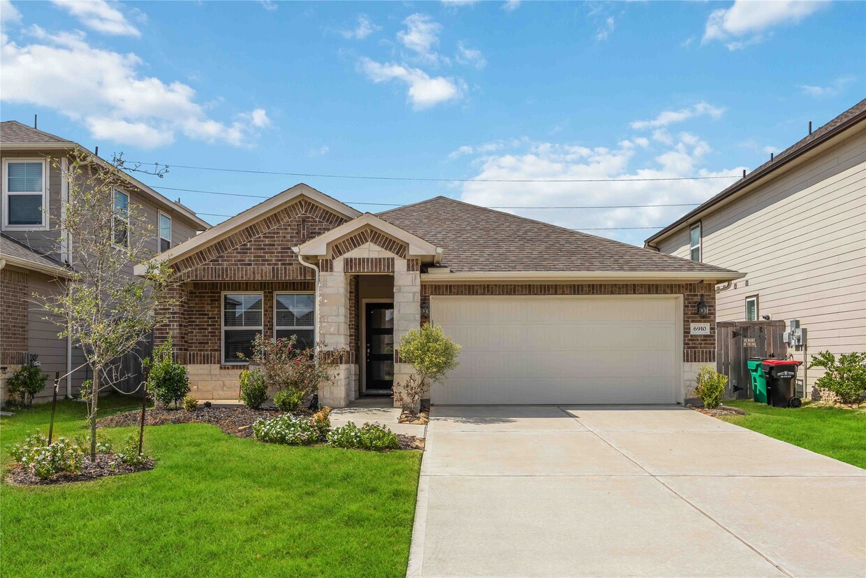 Foto principal - 6910 Lebec Dr
