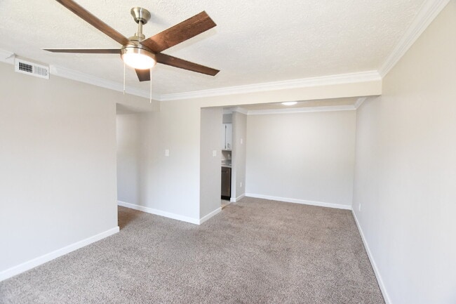 Building Photo - Charming Condo with community pool