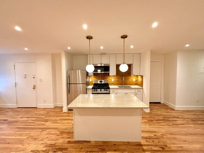 Building Photo - 2182 Davidson Ave